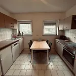 Grosse Fuer Monteure - - 아파트 *