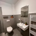 아파트 Grosse Fuer Monteure - - *